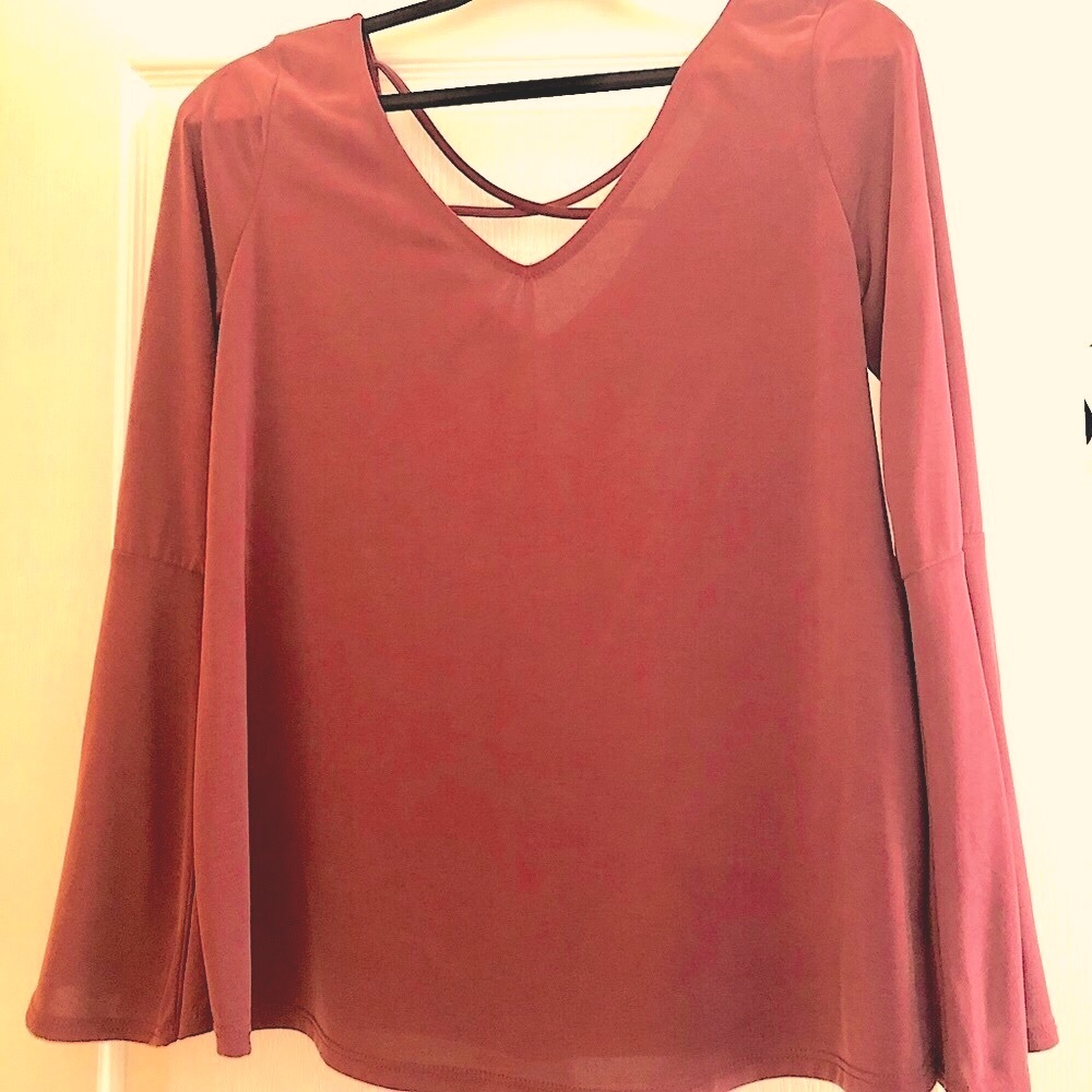 New boutique Designer flowing l/S top. With crisscross back flare sleeves silky